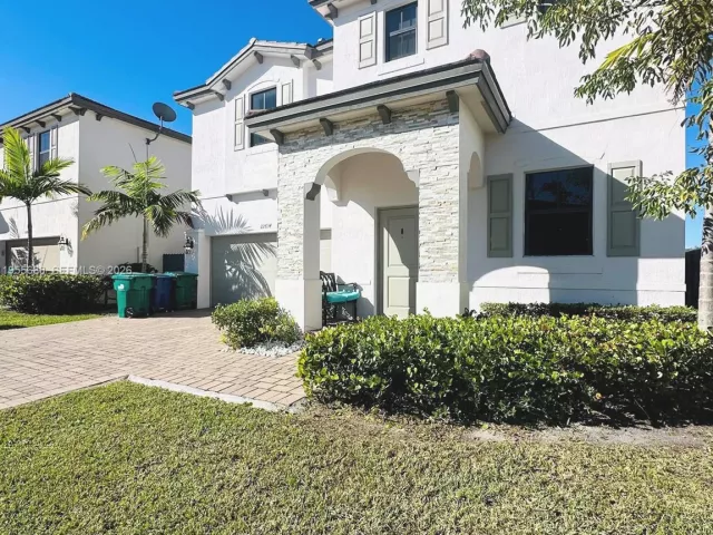 Дом в аренду по адресу 22634 SW 131st Pl 22634 - фото 7292413