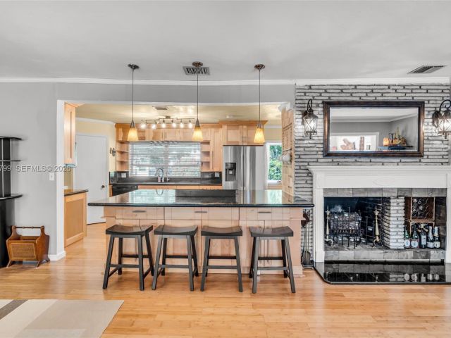 Продажа дома по адресу 1230 Bird Road - фото 7535035