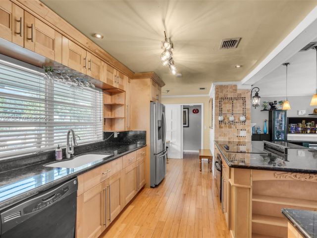 Продажа дома по адресу 1230 Bird Road - фото 7535036