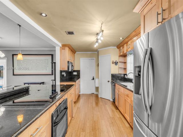 Продажа дома по адресу 1230 Bird Road - фото 7535037