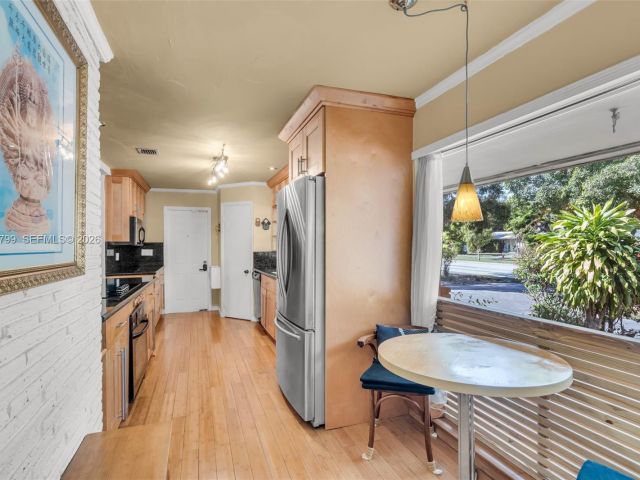 Продажа дома по адресу 1230 Bird Road - фото 7535038