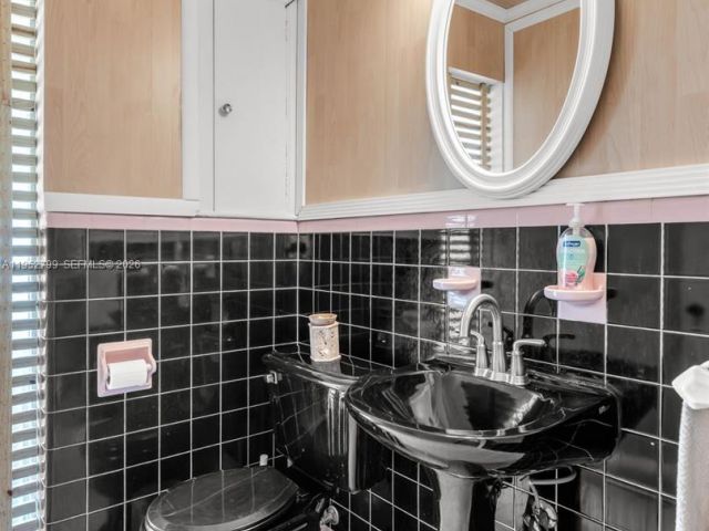 Продажа дома по адресу 1230 Bird Road - фото 7535039