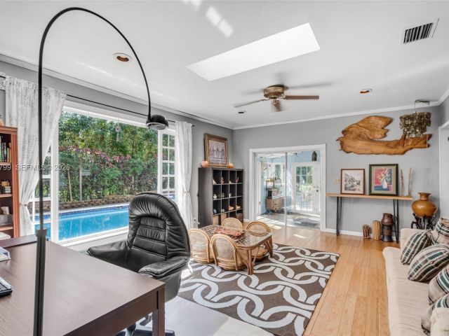 Продажа дома по адресу 1230 Bird Road - фото 7535041