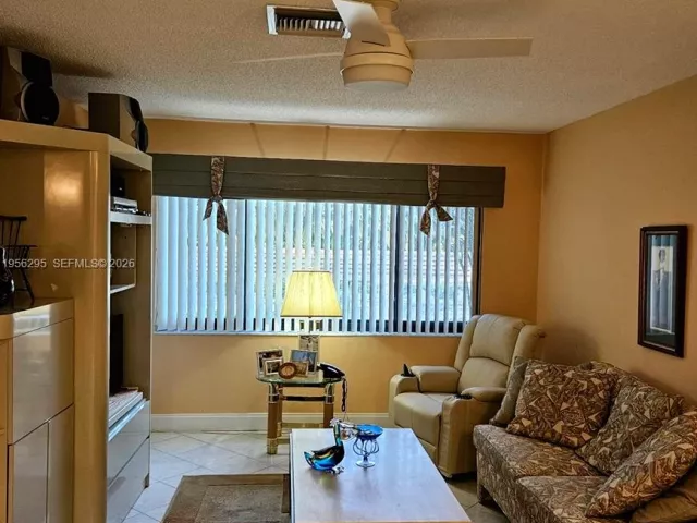 Продажа дома по адресу 10301 Greenbriar Ct - фото 7383401