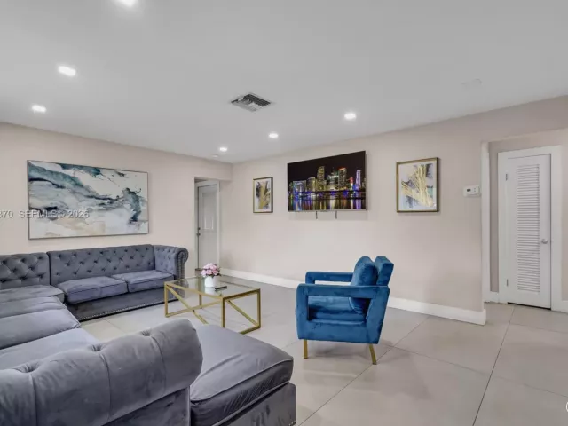 Продажа дома по адресу 2217 NW 4th Ave - фото 7301615