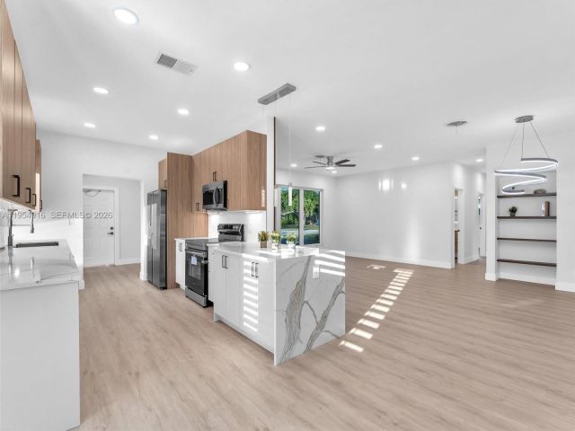 Продажа дома по адресу 2144 NE 61st Ct - фото 7482414