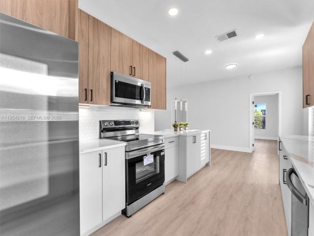 Продажа дома по адресу 2144 NE 61st Ct - фото 7482415