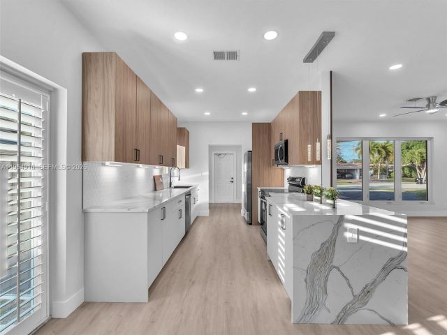 Продажа дома по адресу 2144 NE 61st Ct - фото 7482416