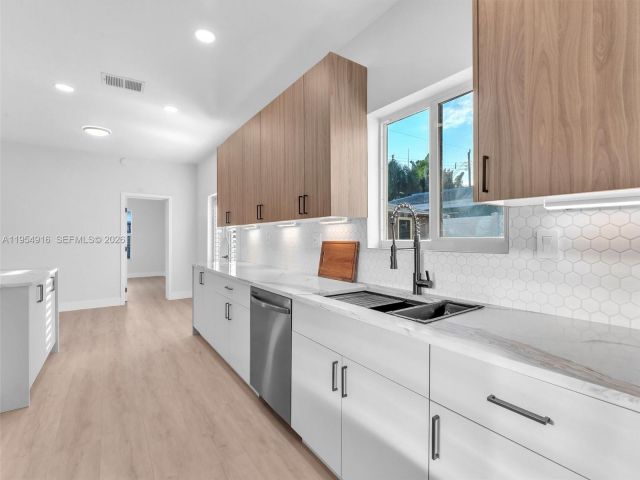 Продажа дома по адресу 2144 NE 61st Ct - фото 7482417