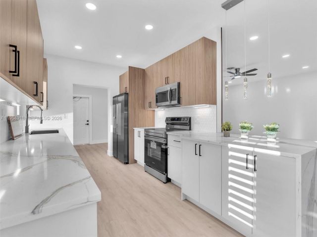 Продажа дома по адресу 2144 NE 61st Ct - фото 7482418