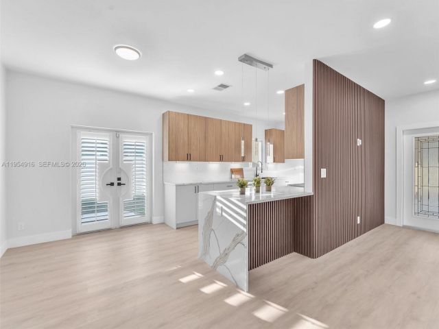 Продажа дома по адресу 2144 NE 61st Ct - фото 7482419