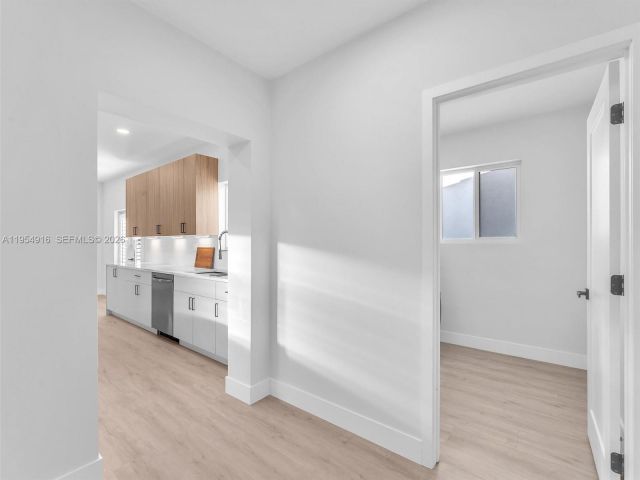 Продажа дома по адресу 2144 NE 61st Ct - фото 7482420