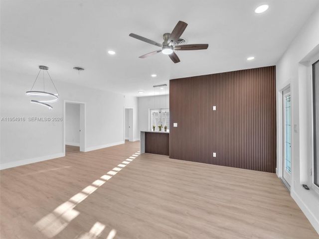 Продажа дома по адресу 2144 NE 61st Ct - фото 7482422