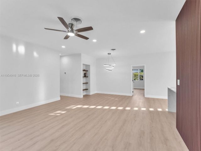 Продажа дома по адресу 2144 NE 61st Ct - фото 7482423