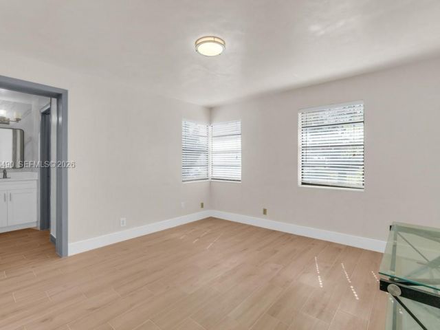 Дом в аренду по адресу 1101 NE 24th Ct - фото 7299198