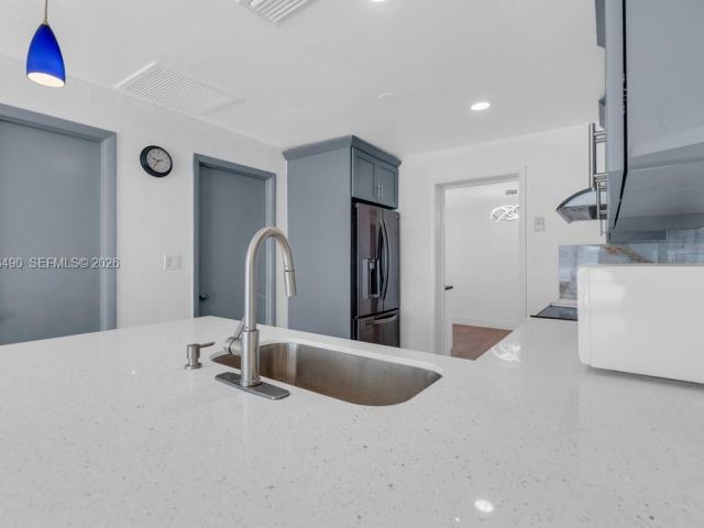 Дом в аренду по адресу 1101 NE 24th Ct - фото 7299207