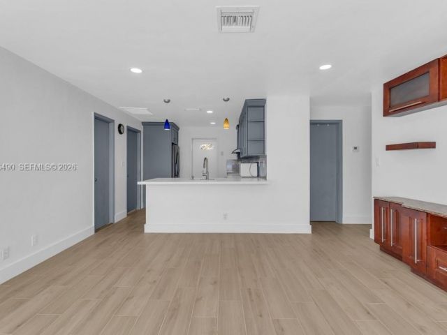 Дом в аренду по адресу 1101 NE 24th Ct - фото 7299208