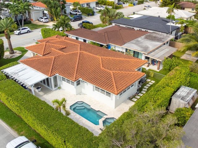 Продажа дома по адресу 8801 Dickens Ave - фото 7522029