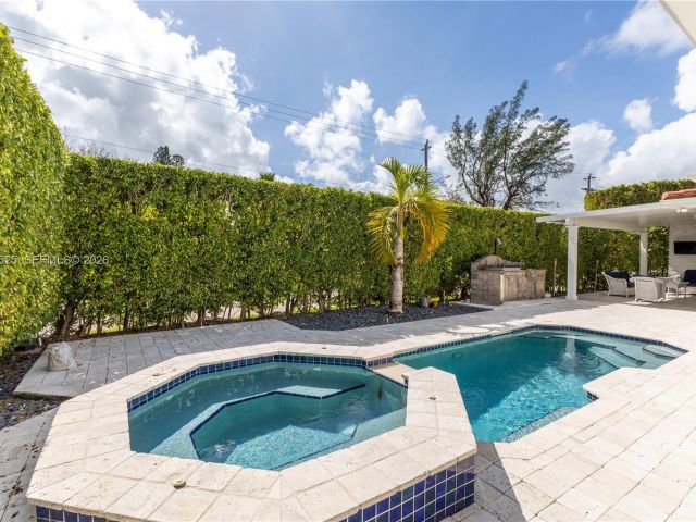 Продажа дома по адресу 8801 Dickens Ave - фото 7522033