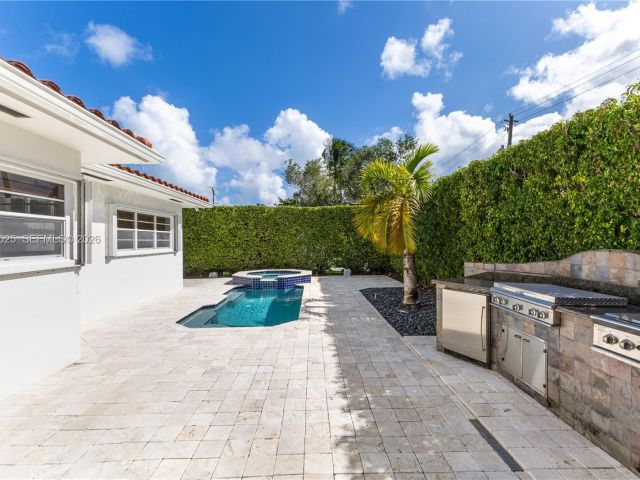 Продажа дома по адресу 8801 Dickens Ave - фото 7522034