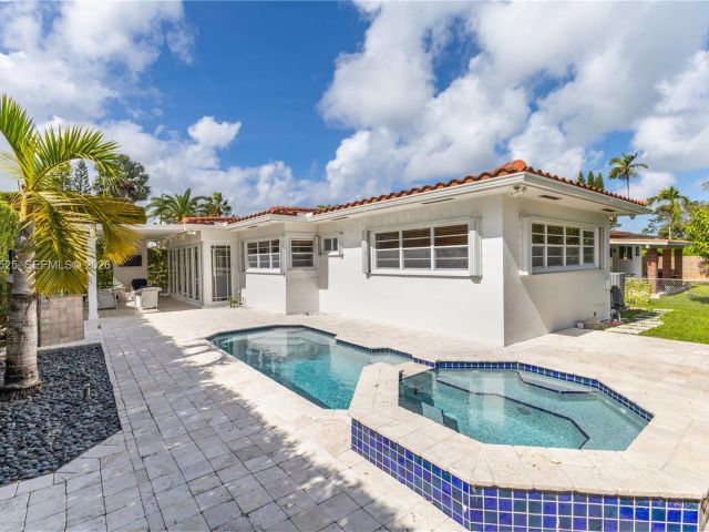 Продажа дома по адресу 8801 Dickens Ave - фото 7522037