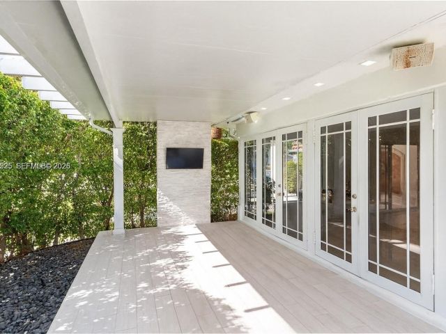 Продажа дома по адресу 8801 Dickens Ave - фото 7522038