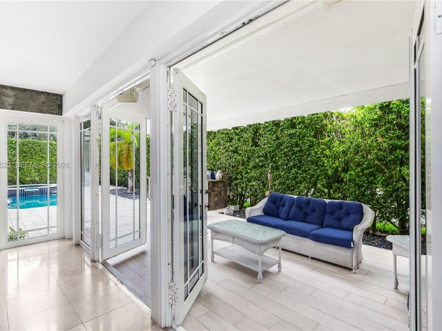 Продажа дома по адресу 8801 Dickens Ave - фото 7522039