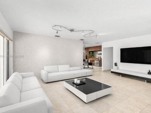 Продажа дома по адресу 8801 Dickens Ave - фото 7522040