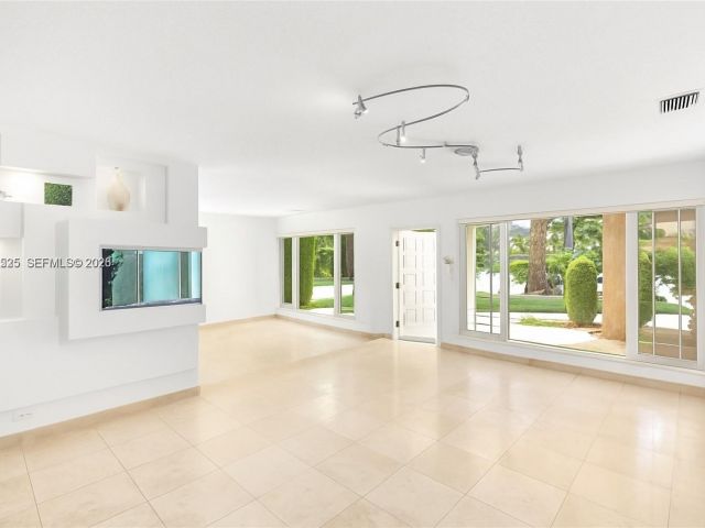 Продажа дома по адресу 8801 Dickens Ave - фото 7522041