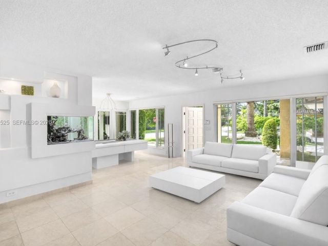 Продажа дома по адресу 8801 Dickens Ave - фото 7522042