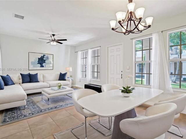 Дом в аренду по адресу 8335 NW 8th Ter - фото 7453058