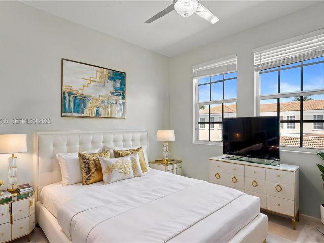 Дом в аренду по адресу 8335 NW 8th Ter - фото 7453062