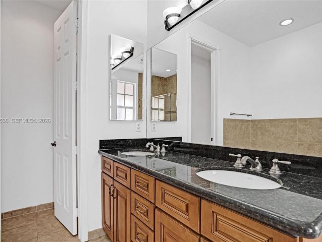 Дом в аренду по адресу 8335 NW 8th Ter - фото 7453067