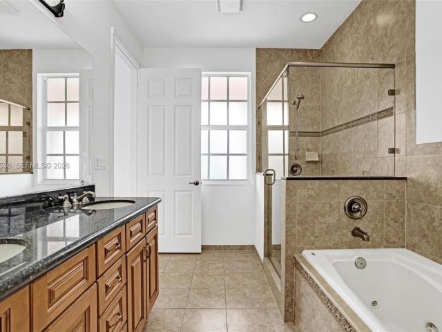 Дом в аренду по адресу 8335 NW 8th Ter - фото 7453068