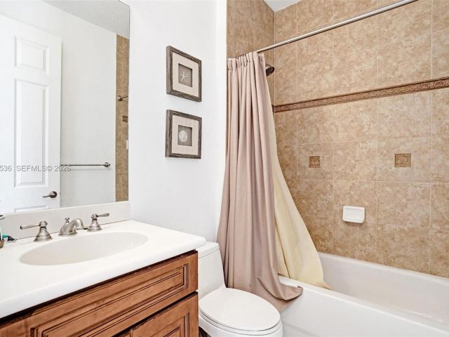 Дом в аренду по адресу 8335 NW 8th Ter - фото 7453069