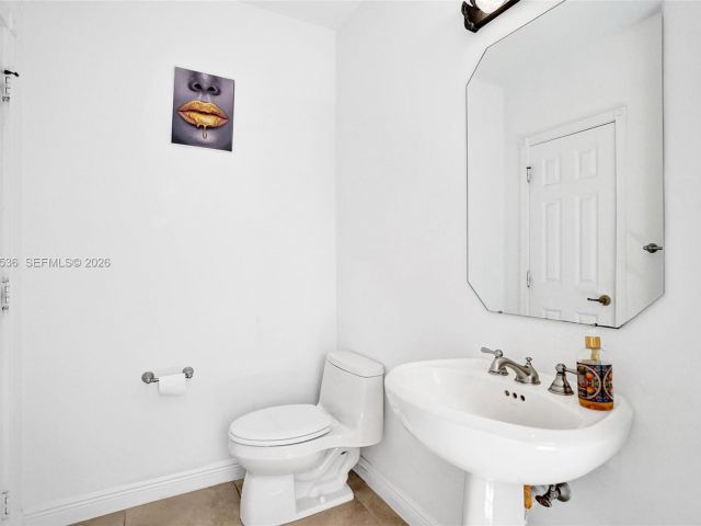 Дом в аренду по адресу 8335 NW 8th Ter - фото 7453070