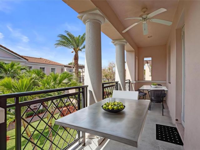 Дом в аренду по адресу 8335 NW 8th Ter - фото 7453071