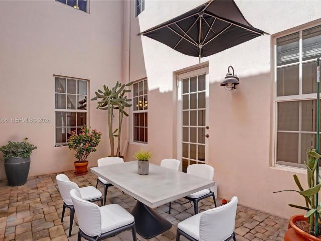 Дом в аренду по адресу 8335 NW 8th Ter - фото 7453072