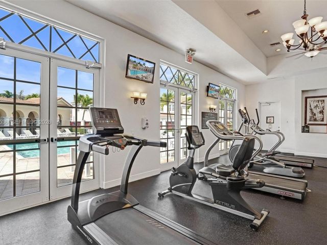 Дом в аренду по адресу 8335 NW 8th Ter - фото 7453076