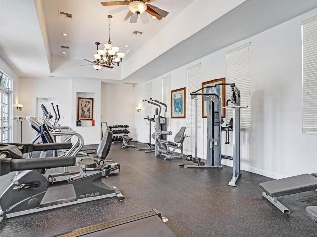 Дом в аренду по адресу 8335 NW 8th Ter - фото 7453077