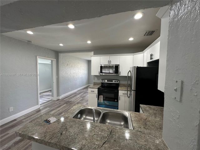 Дом в аренду по адресу 1306 NW 11th Pl - фото 7462912