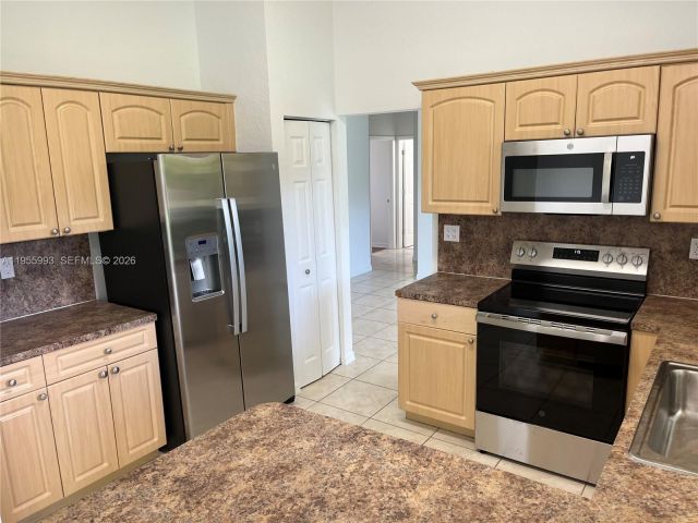 Дом в аренду по адресу 12997 SW 219th Ter 12997 - фото 7336654