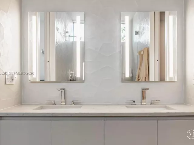 Дом в аренду по адресу 1830 NE 193rd St - фото 7309560