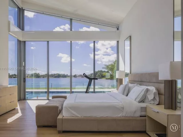 Дом в аренду по адресу 1830 NE 193rd St - фото 7309561