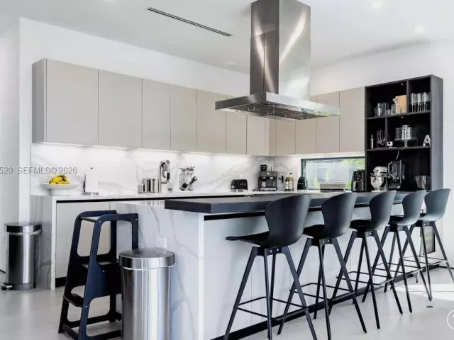 Дом в аренду по адресу 1830 NE 193rd St - фото 7309563