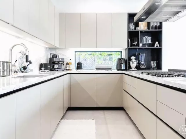 Дом в аренду по адресу 1830 NE 193rd St - фото 7309565