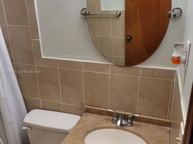 Дом в аренду по адресу 2828 SW 3rd St front - фото 7450060