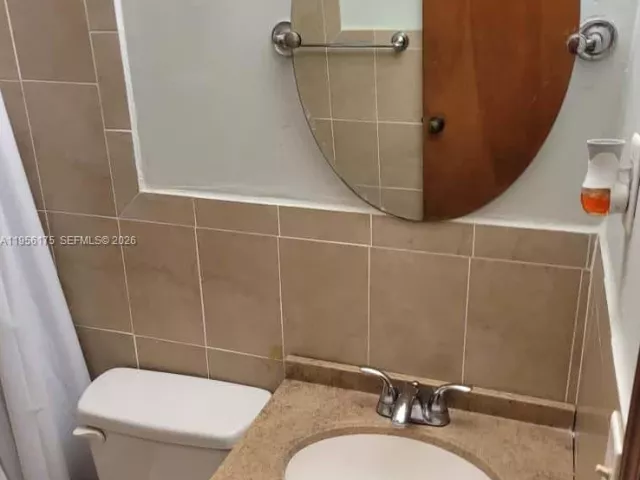 Дом в аренду по адресу 2828 SW 3rd St front - фото 7590733