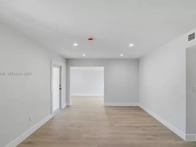 Продажа дома по адресу 1400 NE 43rd Ct - фото 7365818