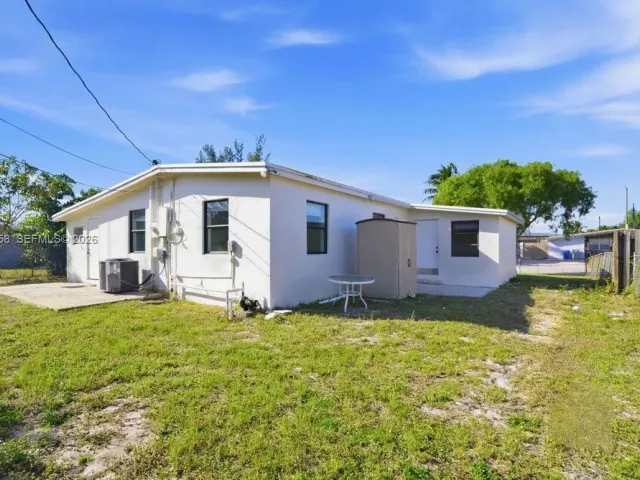 Продажа дома по адресу 1400 NE 43rd Ct - фото 7365805